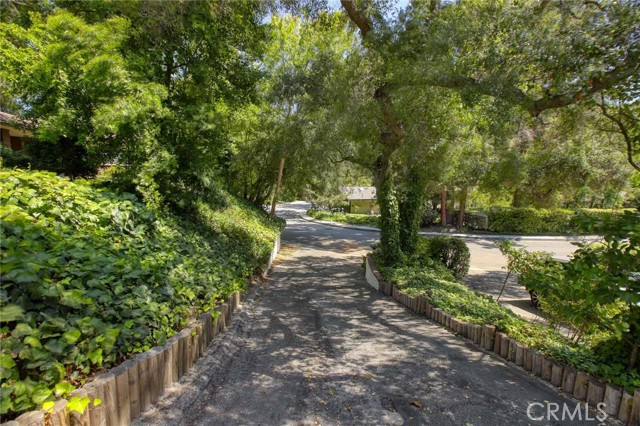 1075 Pine Oak Lane, Pasadena CA: https://media.crmls.org/medias/5bdaf0c5-de3a-44b4-a0a1-b2e1327c9a12.jpg