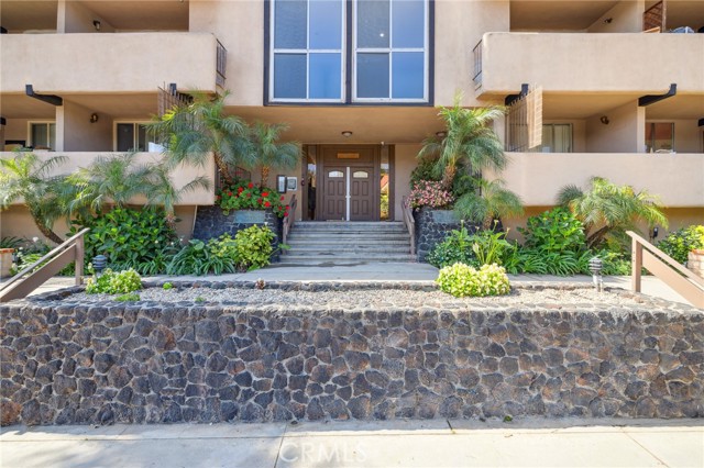 17000 Burbank Boulevard, Encino CA: https://media.crmls.org/medias/5bdc4d67-7cab-438e-a6e8-d3ee2ccef179.jpg