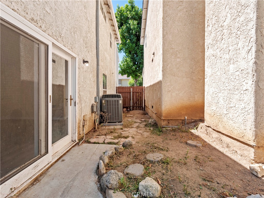 https://media.crmls.org/medias/5bdd7349-7370-4793-a7a6-92ff77de957b.jpg?preset=X-Large