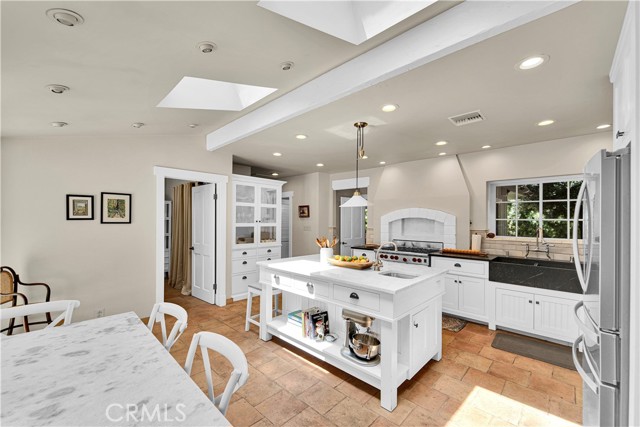 Detail Gallery Image 10 of 59 For 18090 Karen Dr, Encino,  CA 91316 - 4 Beds | 2/1 Baths