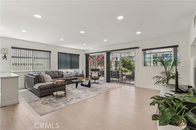 Detail Gallery Image 4 of 42 For 12131 Woodley Ave, Granada Hills,  CA 91344 - 4 Beds | 2/1 Baths