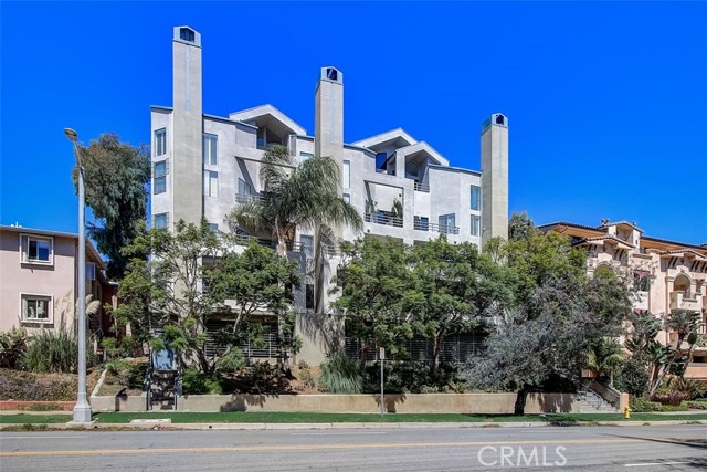 16137 W. Sunset Blvd. 301 Pacific Palisades, California Penthouse corner unit. 2 bedroom/2 bathroom with a bonus loft! Peek-a-boo ocean view. The primary bedroom has a private balcony. New hardwood flooring, paint, and upgraded bathrooms. There are many windows bringing in natural light. High ceilings add to the spacious feeling. The loft has its own balcony and could be used as a third room or office. Gated parking with two parking spots. Minutes to the beach, Montana Ave, Malibu, and walking distance to Palisades Village.