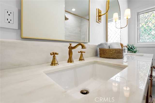340 Broadway, Costa Mesa CA: https://media.crmls.org/medias/5bea91b2-4ffb-4fc7-b7e9-6bcf979c55f7.jpg