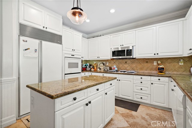 29123 Black Pine Way, Saugus CA: https://media.crmls.org/medias/5bead384-186d-48c9-97ca-2ec6f51c4fba.jpg