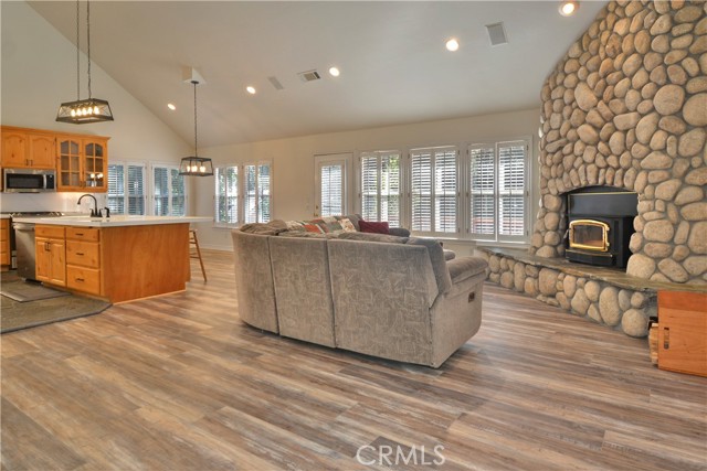 Detail Gallery Image 5 of 31 For 145 Birchwood, Lake Arrowhead,  CA 92352 - 3 Beds | 2/1 Baths