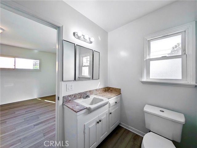 Detail Gallery Image 12 of 26 For 18938 Prairie St, Northridge,  CA 91324 - 4 Beds | 2 Baths