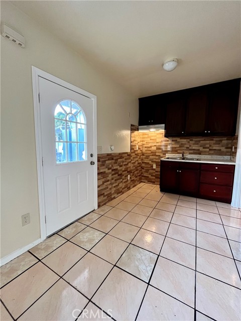 1336 W 109 Street, Los Angeles, California 90044, 2 Bedrooms Bedrooms, ,1 BathroomBathrooms,Residential Lease,For Rent,1336 W 109 Street,CRIN24033767