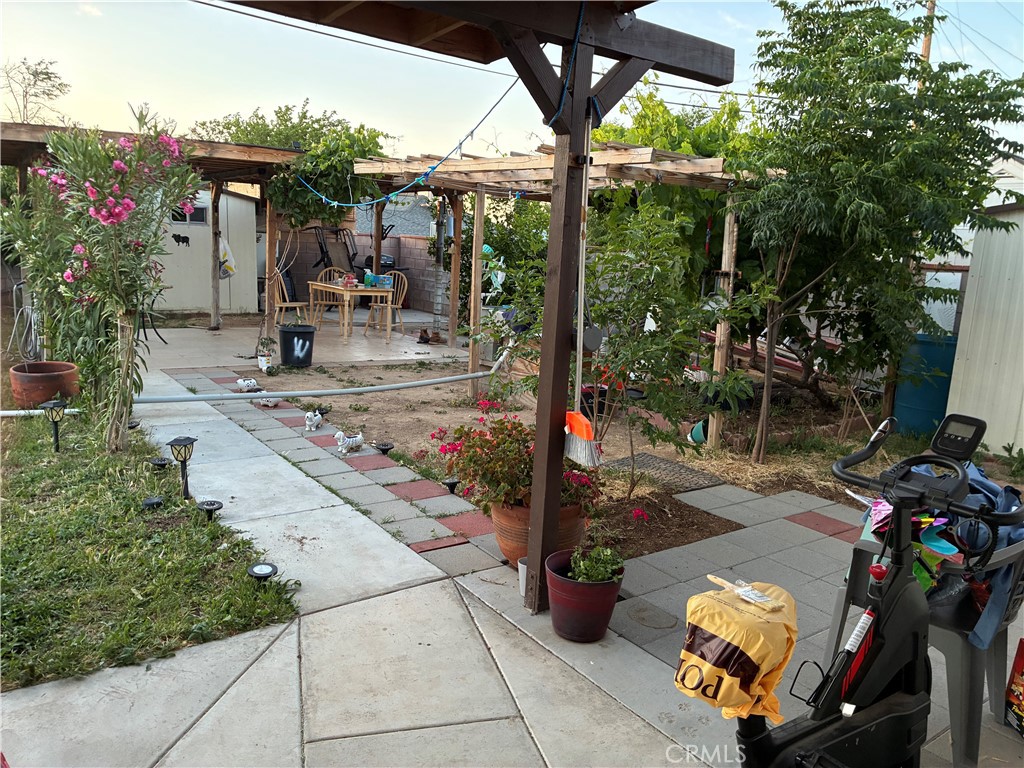 https://media.crmls.org/medias/5bf2164f-716d-4d51-acd1-2c6172f5f031.jpg?preset=X-Large