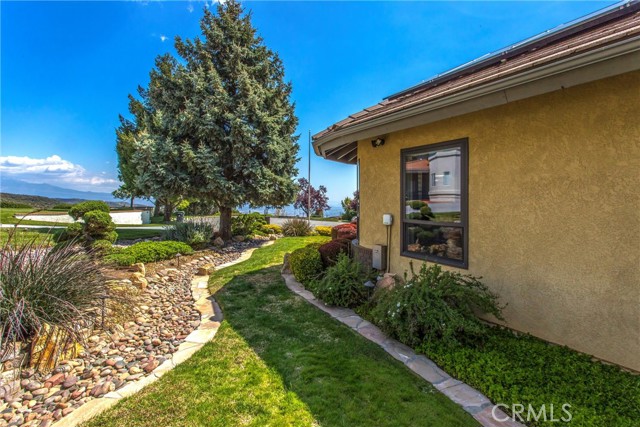 13046 Oak Crest Drive, Yucaipa CA: https://media.crmls.org/medias/5bf22654-86b6-48d4-a5ab-c2a2732ad5c9.jpg
