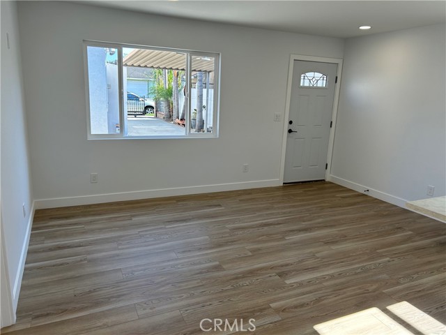 2033 W Burnett Street, Long Beach CA: https://media.crmls.org/medias/5bf30666-f819-47f2-94fe-3fef352a218b.jpg
