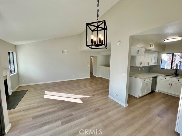 Detail Gallery Image 1 of 19 For 10475 Newhome Ave #5,  Sunland,  CA 91040 - 2 Beds | 2 Baths