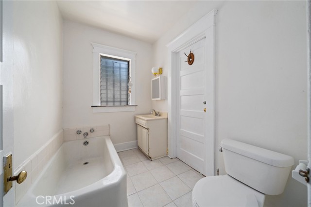 1412 S Victoria Avenue, Los Angeles CA: https://media.crmls.org/medias/5bf317cc-2f56-458f-ab12-fff8e48b7059.jpg
