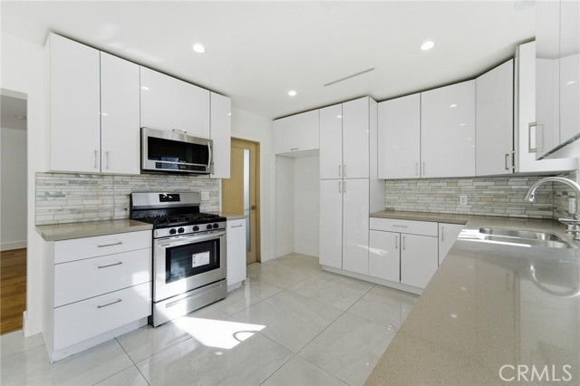 Detail Gallery Image 13 of 57 For 6015 Laurelgrove, North Hollywood,  CA 91606 - 5 Beds | 5 Baths