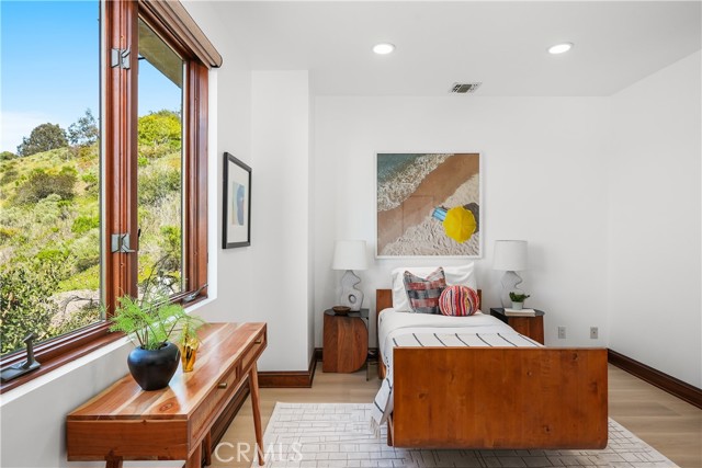 2516 Temple Hills Drive, Laguna Beach CA: https://media.crmls.org/medias/5bf86a9a-3012-4b42-917c-912b4e34855c.jpg