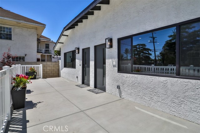 2111 Scott Road, Burbank CA: https://media.crmls.org/medias/5bf88c47-672d-454a-855b-86793bf93371.jpg