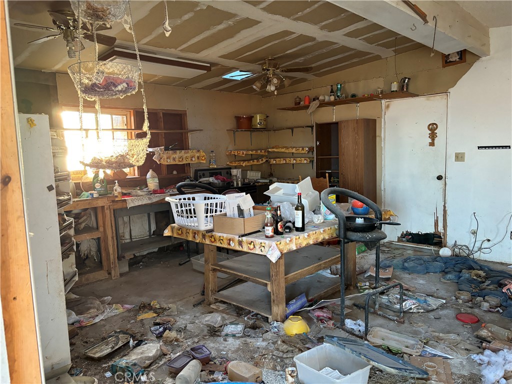 https://media.crmls.org/medias/5bfb72a4-eadb-4b2a-9c44-5c76cb44fcd0.jpg?preset=X-Large