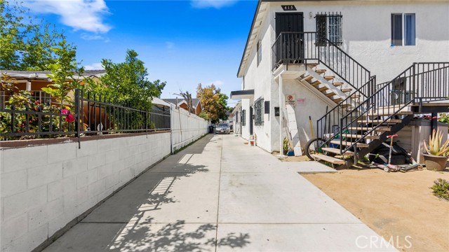 Detail Gallery Image 3 of 56 For 413 E 81st St, Los Angeles,  CA 90003 - 7 Beds | 6 Baths