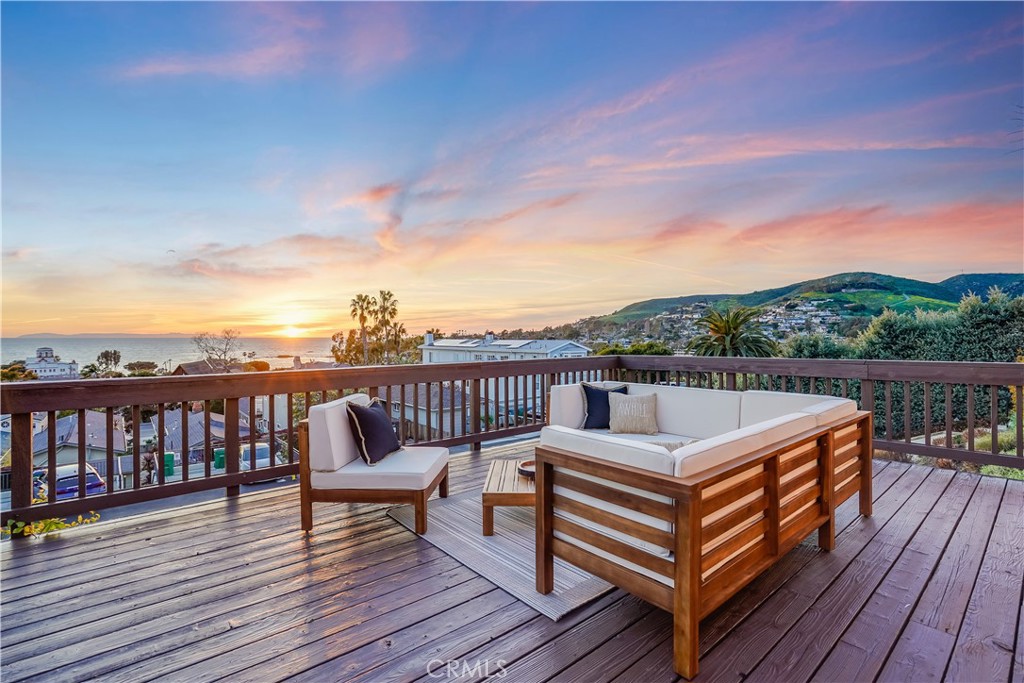 Front deck has panoramic views of ocean, city lights, Catalina and hills.