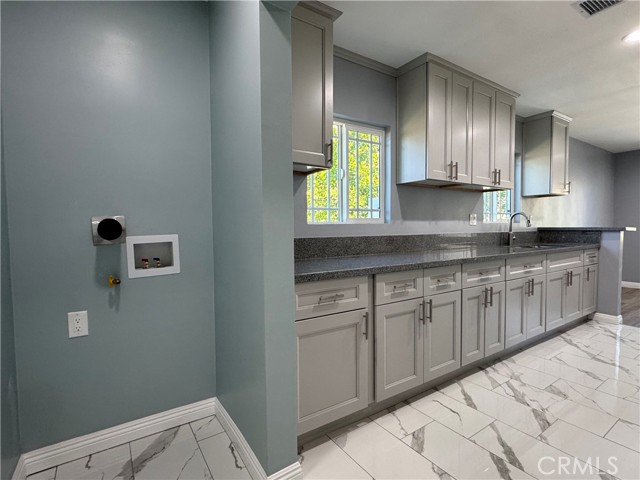 Detail Gallery Image 8 of 26 For 7611 Bloomington Ave, Burbank,  CA 91504 - 3 Beds | 2 Baths