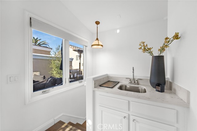 718 1/2 Marguerite Avenue, Corona del Mar CA: https://media.crmls.org/medias/5c054293-b5e3-4631-9876-1db9ebcfc8af.jpg