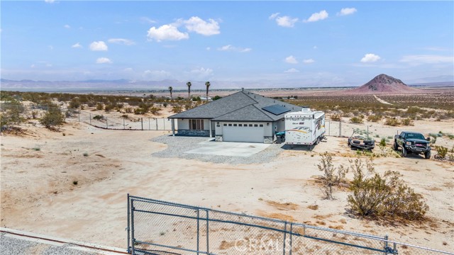10715 Wilson Drive, California City CA: https://media.crmls.org/medias/5c05a6c7-31e6-41db-b86f-40a21f2ff234.jpg