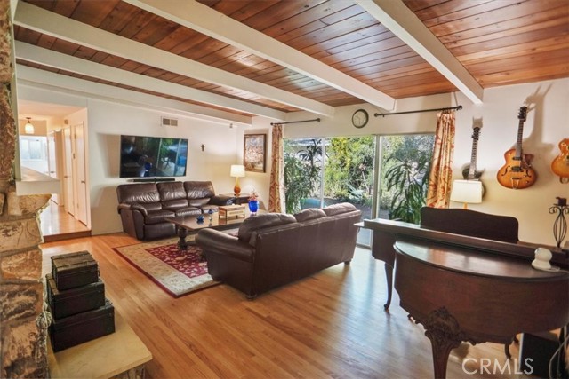 Detail Gallery Image 4 of 19 For 8636 8636 Delco, Winnetka,  CA 91306 - 3 Beds | 2 Baths