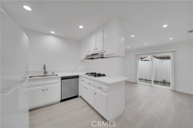 Detail Gallery Image 4 of 51 For 16722 Goldenwest St, Huntington Beach,  CA 92647 - – Beds | – Baths