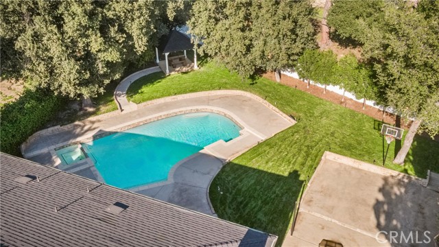 Detail Gallery Image 39 of 46 For 5340 Edgeware Dr, Calabasas,  CA 91301 - 5 Beds | 3 Baths