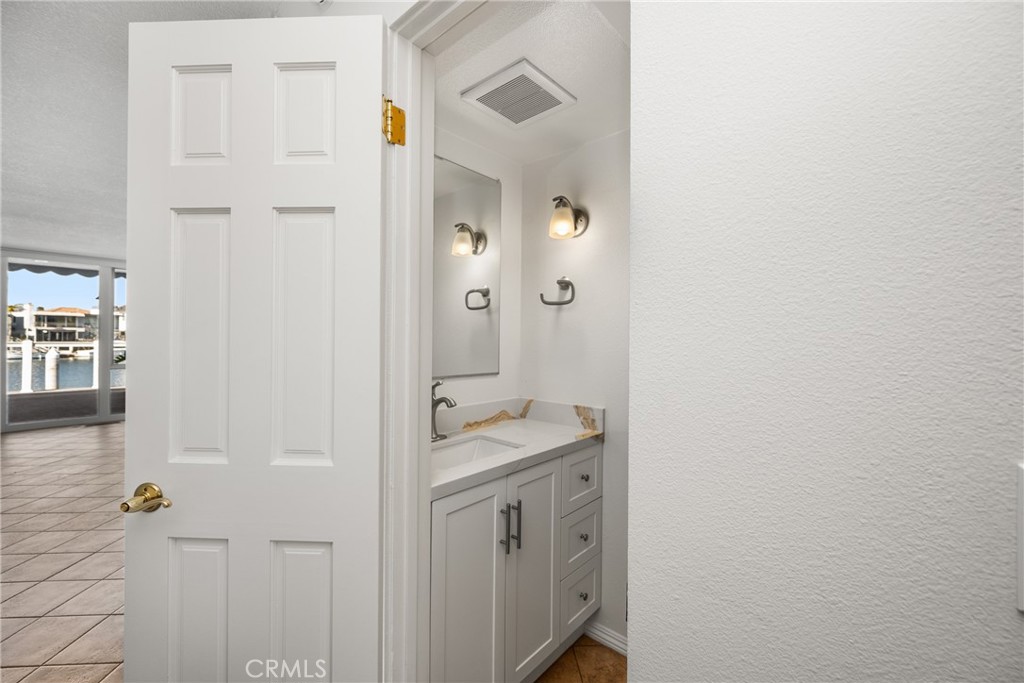https://media.crmls.org/medias/5c0be03d-28e6-4023-983f-43f29170c94c.jpg?preset=X-Large