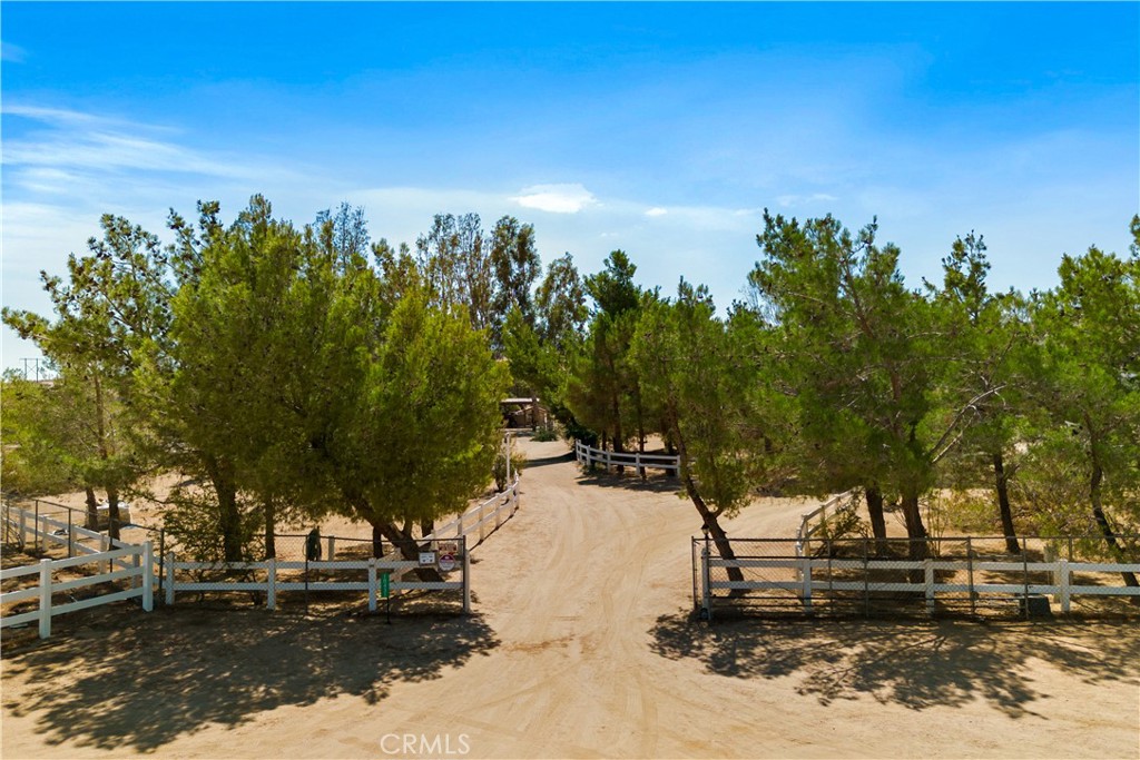 https://media.crmls.org/medias/5c0bf874-e85a-4cff-bb62-76d3c8a4e3dc.jpg?preset=X-Large