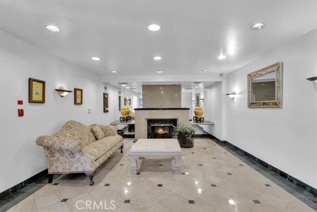 390 S Sepulveda Boulevard, Brentwood CA: https://media.crmls.org/medias/5c0c9e21-68f2-441a-ad19-b59066e4d148.jpg