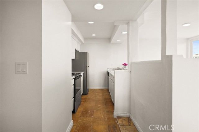 911 N Kings Road, West Hollywood CA: https://media.crmls.org/medias/5c12fc81-fb73-4327-9ad7-a0c93d724247.jpg
