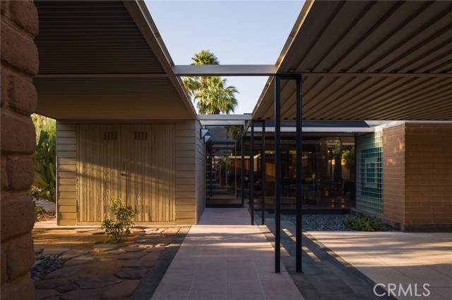 1950 E Desert Palms Drive, Palm Springs CA: https://media.crmls.org/medias/5c14f52d-95f6-4e2b-a9df-5ab655d5197e.jpg