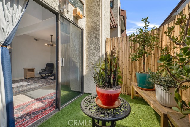 Detail Gallery Image 6 of 25 For 6323 Reseda Bld #14,  Tarzana,  CA 91335 - 2 Beds | 3 Baths