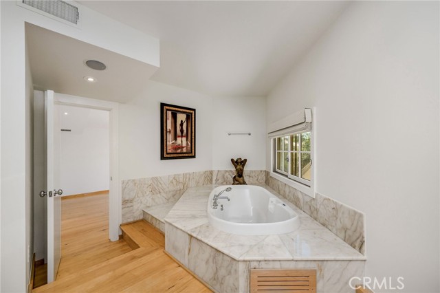426 Nyes Place, Laguna Beach CA: https://media.crmls.org/medias/5c169e64-9c00-403c-bd7d-9326cf35f1bd.jpg