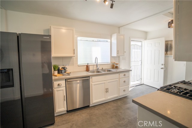 11835 Gale Ave, Hawthorne CA: https://media.crmls.org/medias/5c17cb95-7591-4ddf-be26-357296a06cb9.jpg