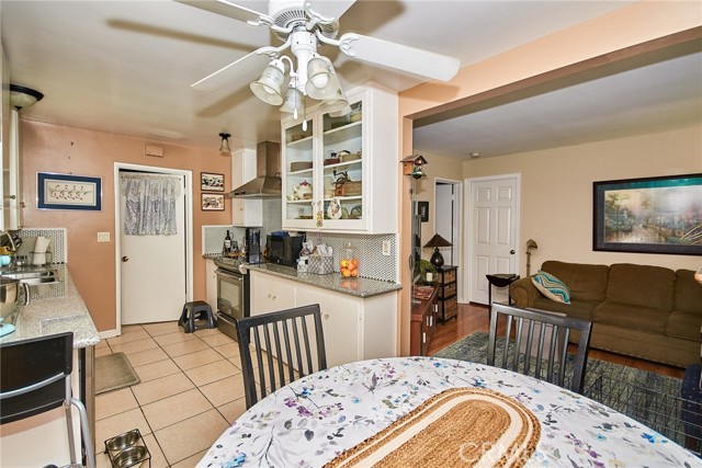 900 S Los Robles Avenue, Pasadena CA: https://media.crmls.org/medias/5c18e674-387d-4bff-94ac-f123791ddabb.jpg