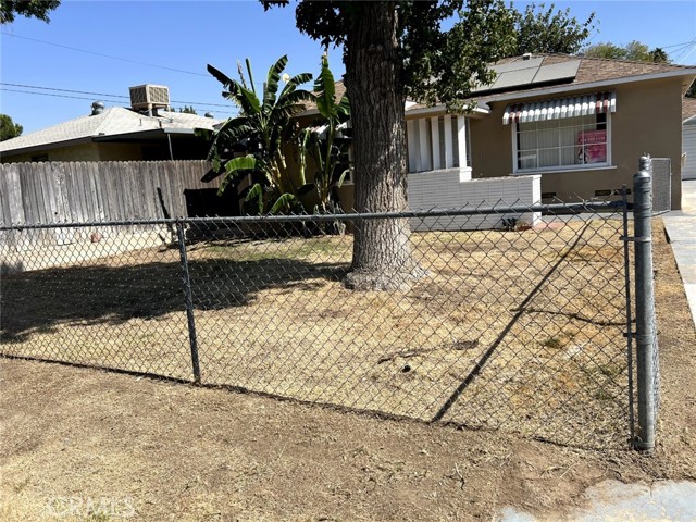 Detail Gallery Image 1 of 15 For 2202 Bedford Way, Bakersfield,  CA 93308 - 3 Beds | 1 Baths