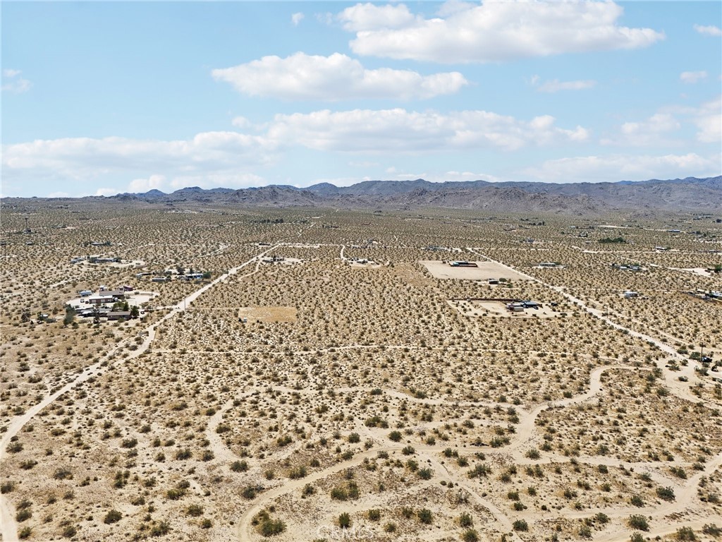 https://media.crmls.org/medias/5c1c59cf-fce9-4044-ba95-0d966d9e1365.jpg?preset=X-Large