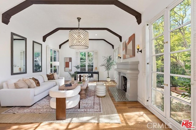 Detail Gallery Image 3 of 29 For 384 N Bonhill Rd, Los Angeles,  CA 90049 - 3 Beds | 3/2 Baths