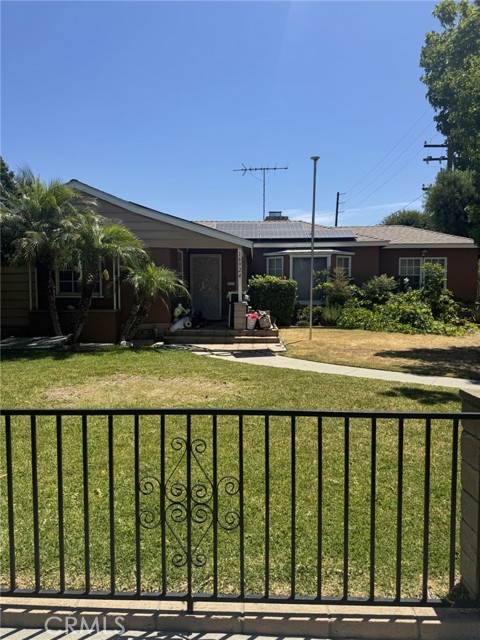 16924 Bixby Avenue, Bellflower CA: https://media.crmls.org/medias/5c21e267-a3f8-4ad5-8c8d-5da70c9ad556.jpg