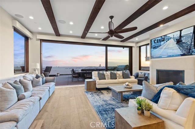 310 E Oceanfront, Newport Beach CA: https://media.crmls.org/medias/5c24b5a9-72bd-452c-97fd-01c4b8ab8217.jpg