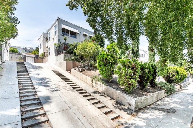 519 N Alexandria Avenue, Los Angeles CA: https://media.crmls.org/medias/5c24bede-8de8-40c2-9954-01fb26445eac.jpg