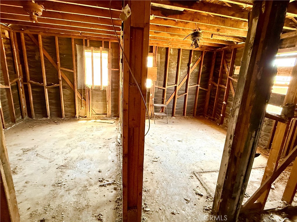 https://media.crmls.org/medias/5c286ff5-7027-47bf-9922-167ca439ff9c.jpg?preset=X-Large