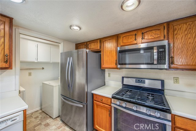 242 E Fern Ave, Redlands CA: https://media.crmls.org/medias/5c2ea99c-7eee-4bb7-85ae-d2e2d30cb0ef.jpg