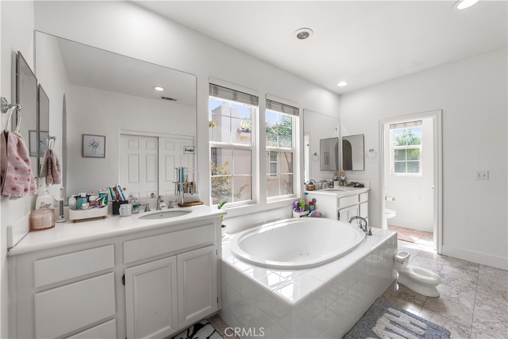 MLS #OC25181828 img 17