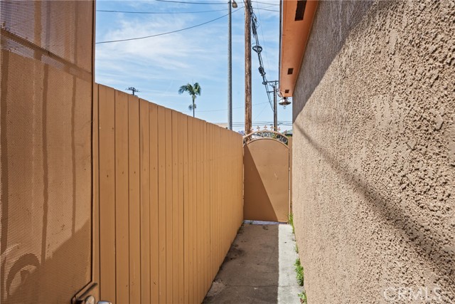 2775 Wetherly Avenue, Long Beach CA: https://media.crmls.org/medias/5c328478-1722-4f4e-9526-37aa76e07b69.jpg