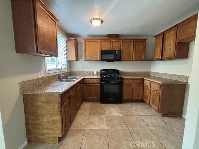 Detail Gallery Image 2 of 24 For 7447 Loma Verde Ave, Canoga Park,  CA 91303 - 3 Beds | 2 Baths