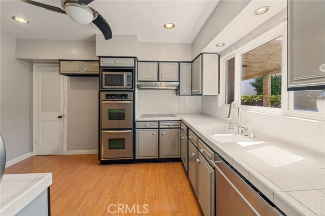 233 S Swall Drive, Beverly Hills CA: https://media.crmls.org/medias/5c38d3e0-b157-4558-a986-6549d88de459.jpg