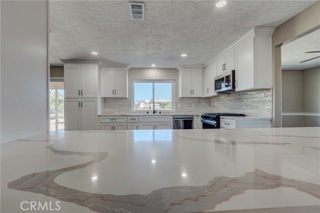 Detail Gallery Image 22 of 62 For 6572 Merced, Oak Hills,  CA 92344 - 4 Beds | 3 Baths